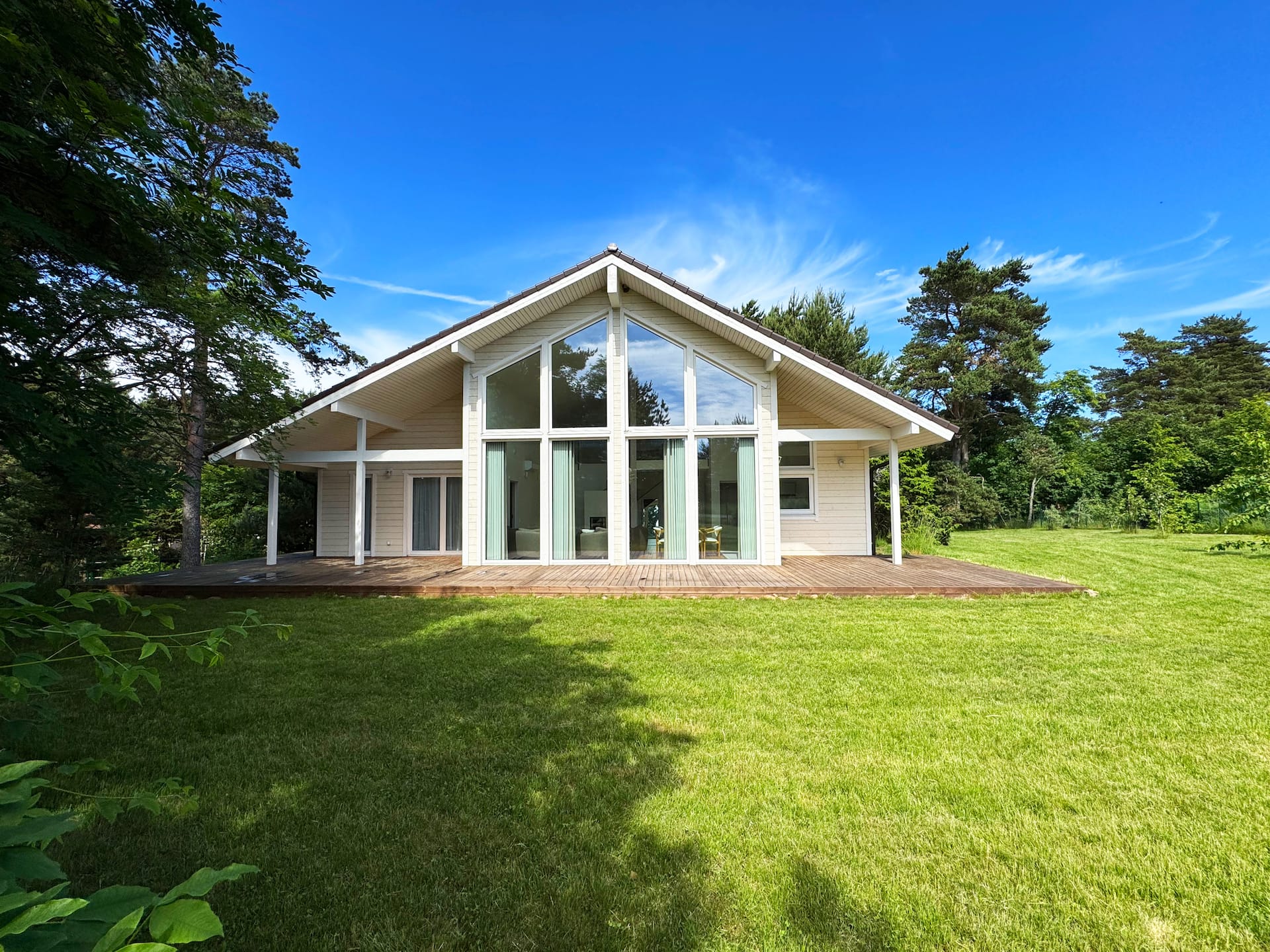 Nabe tee 9 villa hele fassaad, kõrged aknad ja terrass männimetsa ääres